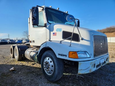 2000 Volvo VNM