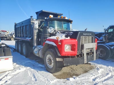 2001 Mack Rb690s