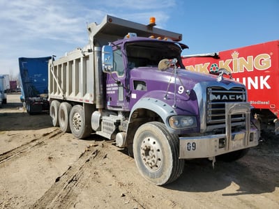 2011 Mack Gu713