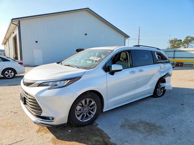 2023 Toyota Sienna Hybrid
