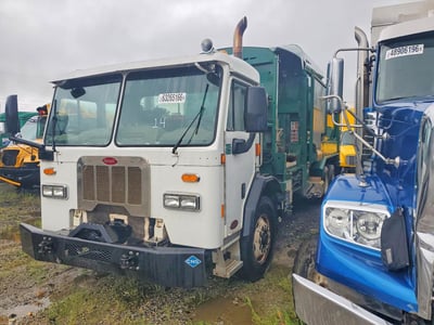2016 Peterbilt 320