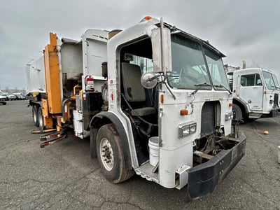 2009 Peterbilt 320