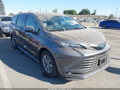 2025 Toyota Sienna Hybrid