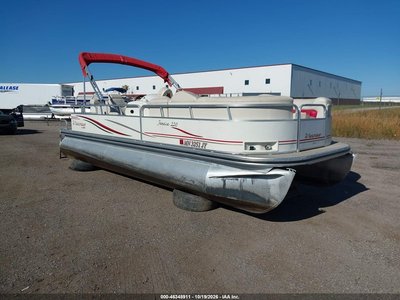 2005 Lowe Pontoon
